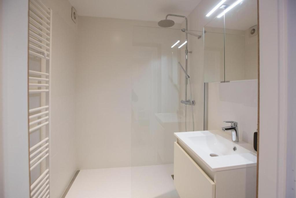 Luxury Apartment With Free Parking Остенде Экстерьер фото