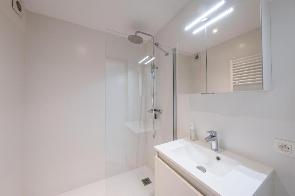 Luxury Apartment With Free Parking Остенде Экстерьер фото